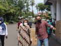 Terima Bantuan Mensos, Eri Cahyadi Distribusikan untuk Nakes dan Warga