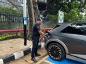 Woww.. PLN Ubah Tiang Listrik jadi SPKLU, Yang Punya Kendaraan Listrik Full Senyum