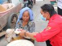 Gotong Royong, Komunitas Juang Merah Total Door to Door Salurkan Bantuan Permakanan