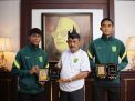 Berbagi Cerita dengan Wakil Walikota Armuji, Dua Pemain Muda Persebaya Senang Diajak ke Balaikota