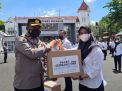 Ringankan Beban sekaligus Penyemangat Kerja, Polrestabes Surabaya Beri Bansos untuk PHL dan Office Boy