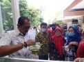 Sambangi Pelaku UMKM Kecamatan Wonokromo, Wakil Wali Kota Armuji Incip Sambal buatan Warga