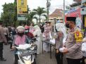 Polres Probolinggo Peringati Nuzulul Quran dengan Aksi Bagi-bagi Takjil