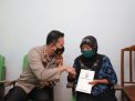 Baca juga : Lawan Jambret, Nenek-Nenek Dapat Penghargaan Dari Kapolres Kediri