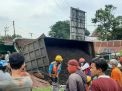 Baca juga : Dump Truk Seruduk 3 Warung di Gresik, Seorang Wanita Tewas Terjepit