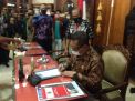 Bupati Tulungagung Menandatangani Tuntutan Mahasiswa