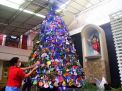 Hias Pohon Natal dengan Masker, Ini Pesan Khusus Gereja Kristus Raja
