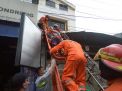 Perbaiki Antena Tersambar Petir, Tangan Arek Surabaya Ini Terbakar