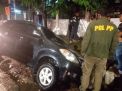 Hindari Trailer, Avanza Terperosok di Gorong-gorong