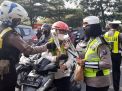 Tertib Lalu Lintas, Satlantas Surabaya Bagi Bunga dan Cokelat