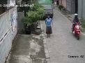 Terekam CCTV dengan Jelas, Maling Bersarung Curi Ponsel di Rumah Warga Jambangan