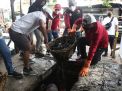 Sampah Menyumbat, Warga Gading Bersama Pemkot Surabaya Gotong-royong Normalisasi Saluran