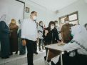 Wali Kota Eri Bersama Pimpinan DPRD Surabaya Tinjau Hari Pertama PTM 100 Persen
