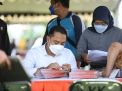 Bantu Kemensos Salurkan Bansos, Wali Kota Eri Terjun Langsung Layani Warga