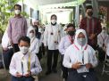 Wali Kota Eri dan Mensos Risma Serahkan 105 Tablet bagi Siswa tak Mampu di Eks Lokalisasi Dolly