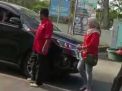 Jembatan Ngaglik Ambles, DPC PDIP Lamongan Bagikan Es Tebu dan Air Mineral kepada Pengguna Jalan