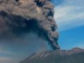 Dampak Abu Vulkanik Gunung Raung, Warga: Mata Kami Perih!
