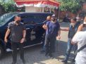 Tampang Muhammad Kece saat Digelandang Polisi, Acungkan Jempol Oke ke Arah Kamera