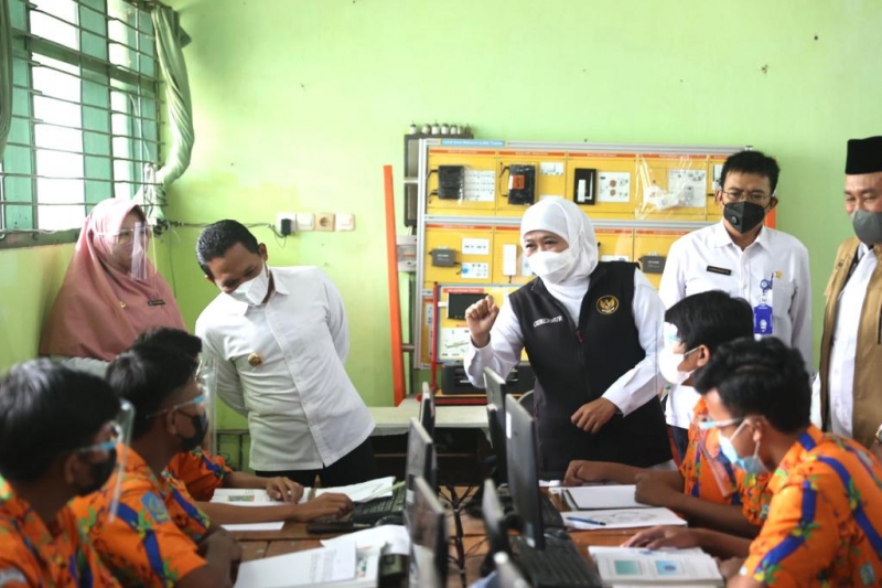 Tinjau PTM di Lumajang, Gubernur Khofifah Minta Tetap Disiplin Prokes Diperketat