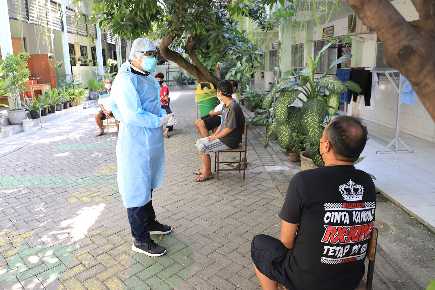 Eri Cahyadi Beri Semangat Warga yang Isolasi Covid-19 di Rumah Sehat dan RS Lapangan Tembak