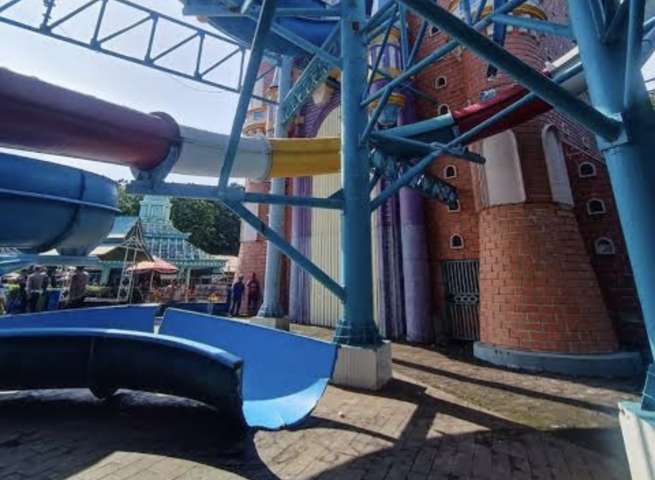 Seluncuran Kenpark Ambrol, 15 Orang Pengunjung Terluka