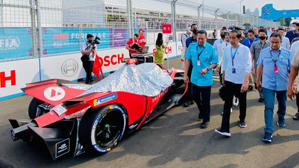 Presiden Jokowi Menyaksikan Balap Mobil Di Sirkuit Formula E