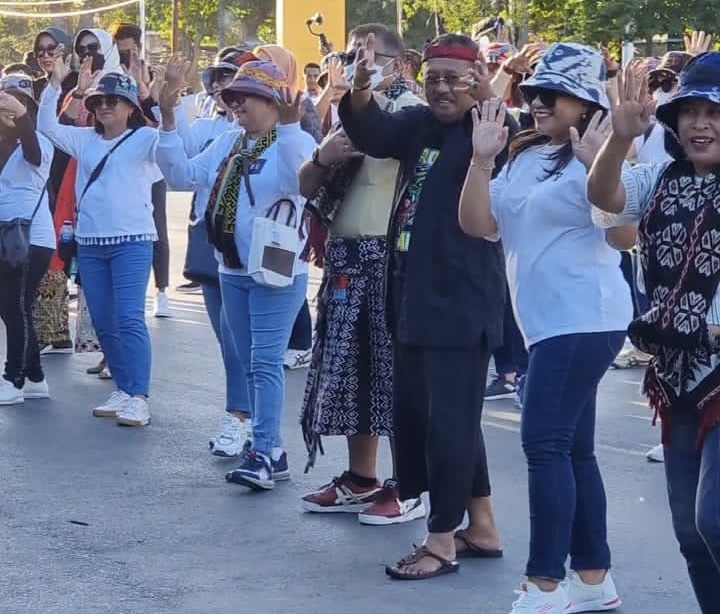 Kenakan Pakaian Khas "Madura" Dalam Pawai Budaya APEKSI Di Kota Kupang, Wakil Walikota Armuji Curi Perhatian Warga