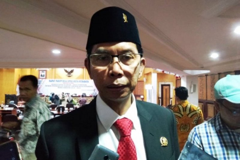 Sudah Vaksinasi COVID-19, Ketua DPRD Surabaya Mengaku Positif Corona