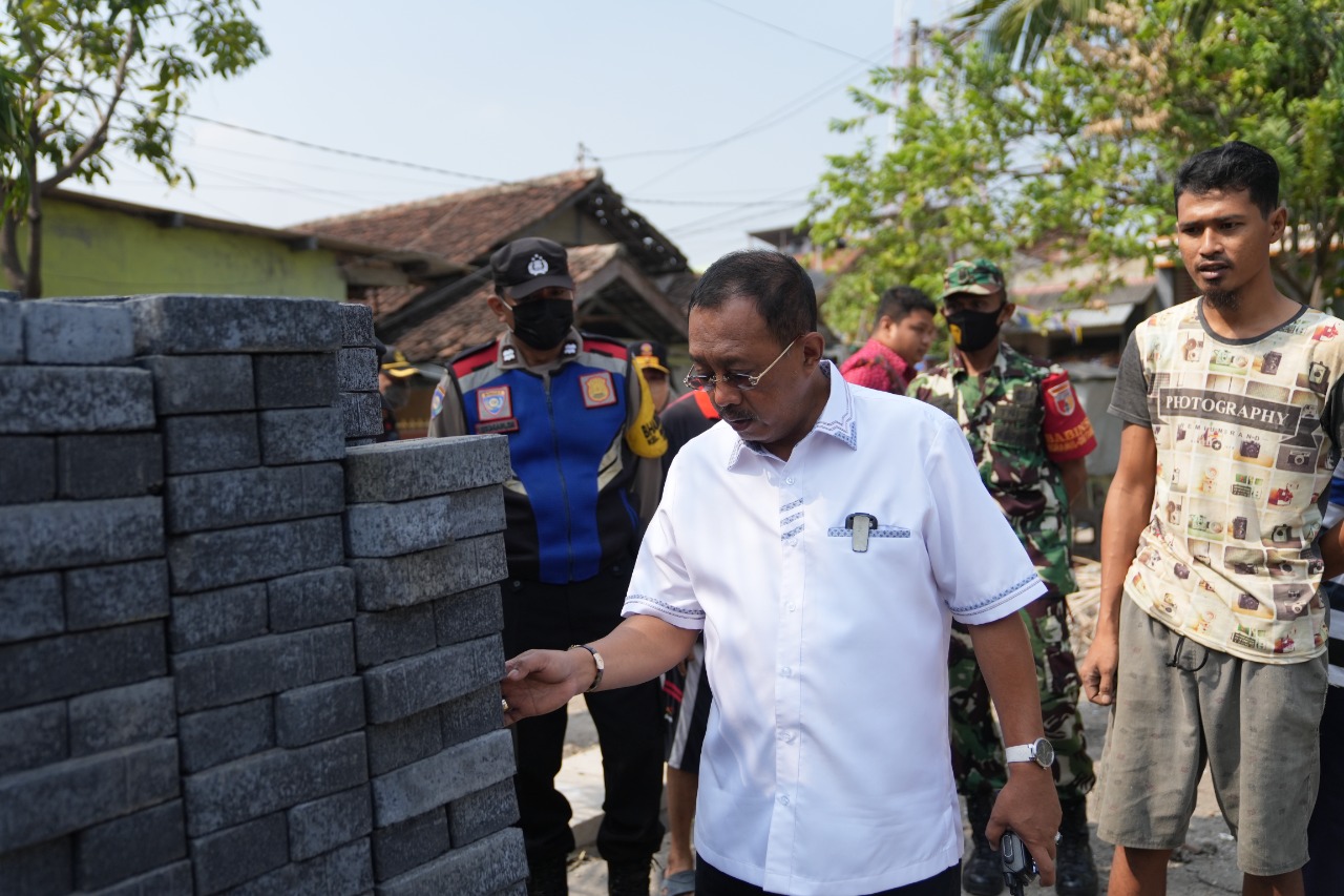 Sidak Pembangunan Infrastruktur Kampung, Wakil Walikota Armuji Bawa Sampel Paving Untuk Di Uji