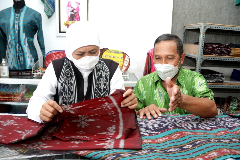 Terpukau Kerajinan Tenun Ikat dan Songket Parengan Lamongan, Khofifah Usulkan Parengan jadi Desa Devisa