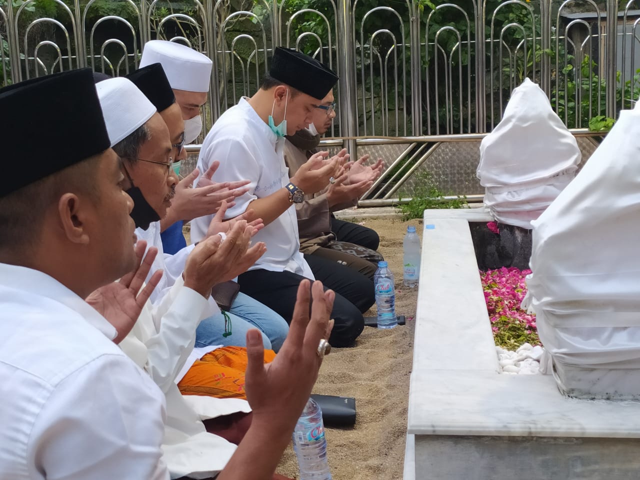 Sebelum Coblosan, Eri Cahyadi Berzikir di Makam Sunan Ampel