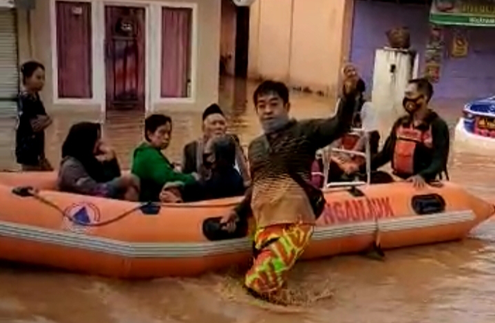 Perwira Polres Jombang Ini Evakuasi Keluarga Terdampak Banjir Nganjuk