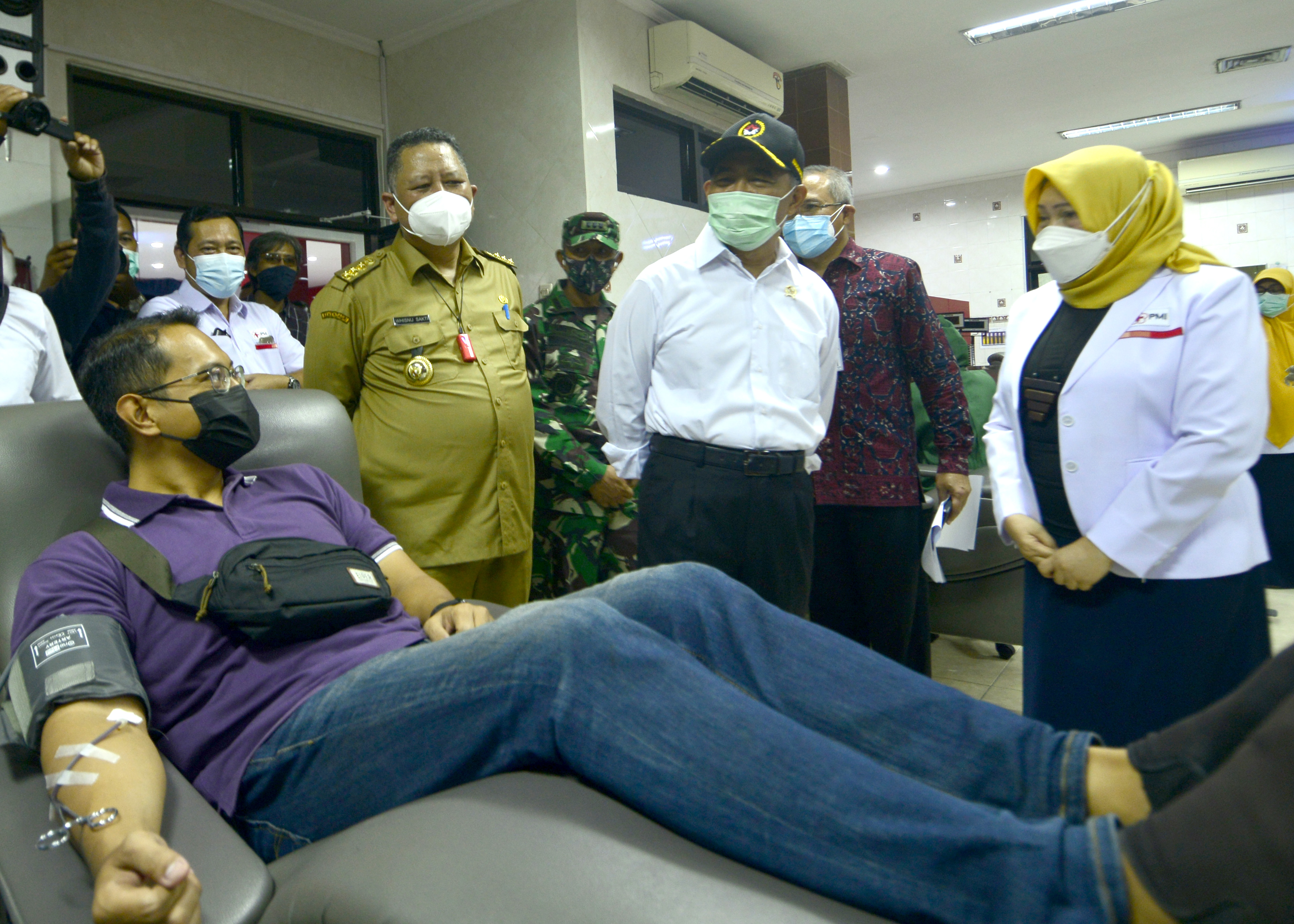 Menko PMK dan Mensos Tinjau UDD PMI Surabaya