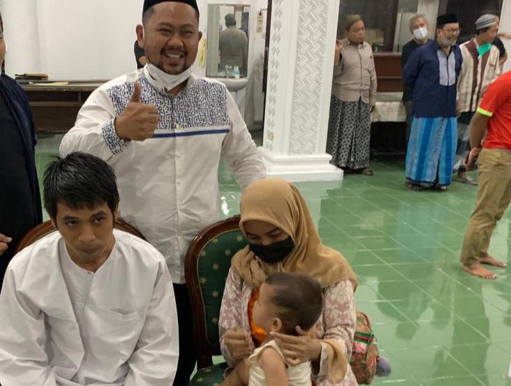 Viral Gendong Bayi saat Hujan Deras, Warga ini Dijemput Bupati Gresik