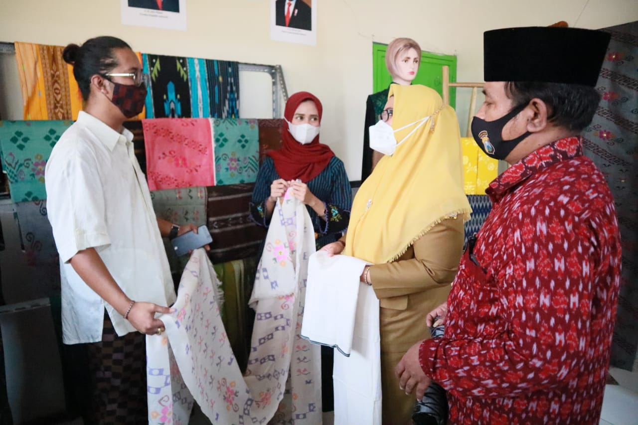 Istimewa! Sarung UMKM asal Desa Wedani Gresik Tembus Pasar Dunia