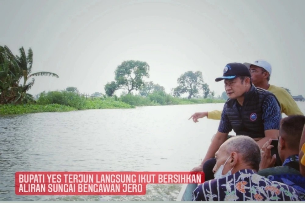 Bupati Yes Terjun Langsung Ikut Bersihkan Aliran Sungai Bengawan Jero