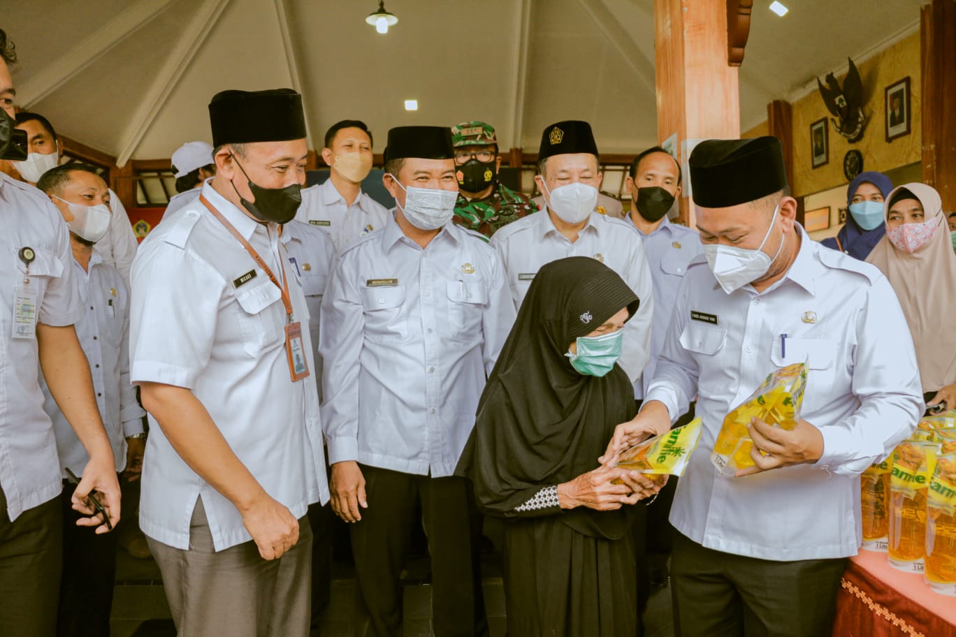 Atasi Kelangkaan, Bupati Gus Yani Gelar Operasi Pasar Minyak Goreng Murah di Dua Kecamatan