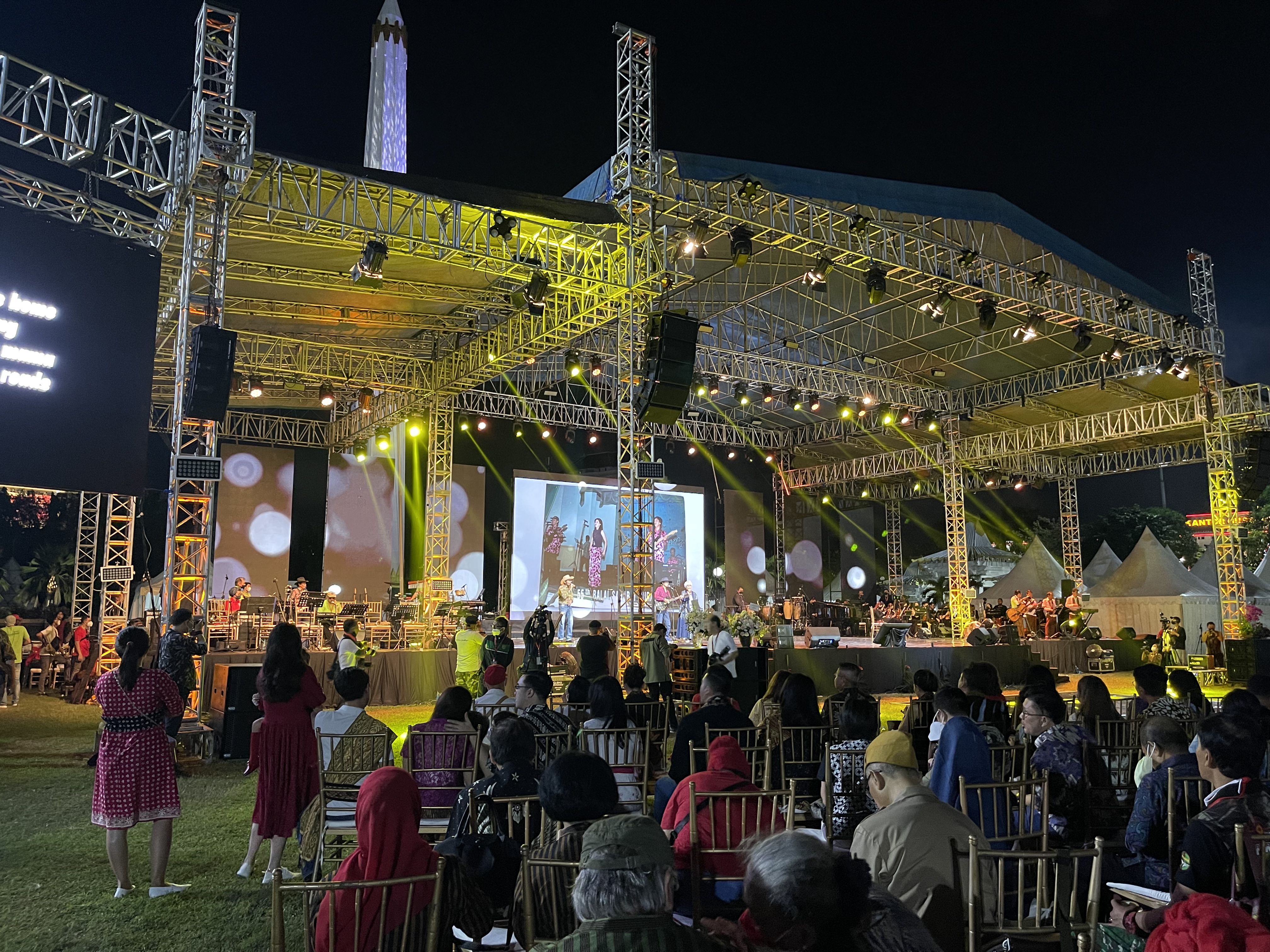 Rayakan Hari Ulang Tahun Ke 60, Indah Kurnia Gelar Konser Megah Di Area Tugu Pahlawan