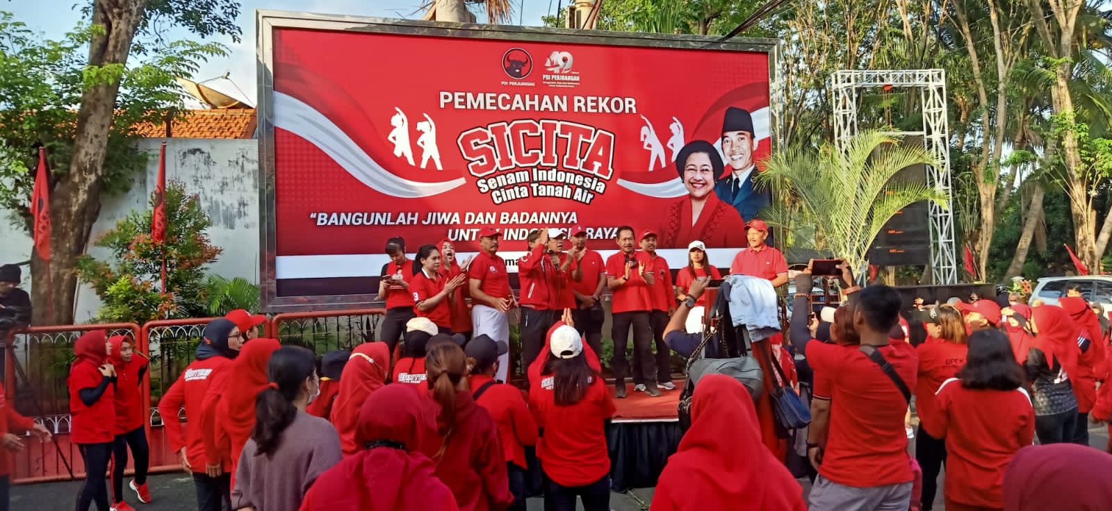 Penuhi Rekor MURI, Ratusan Kader Banteng Kota Probolinggo Gelar Senam Sicita