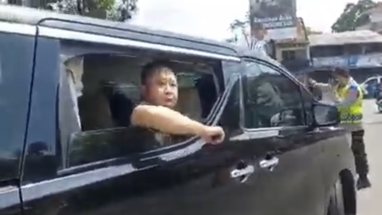 Viral! Pria Di Mobil Alphard Maki Polisi Gegara Pengalihan Arus Lalu Lintas