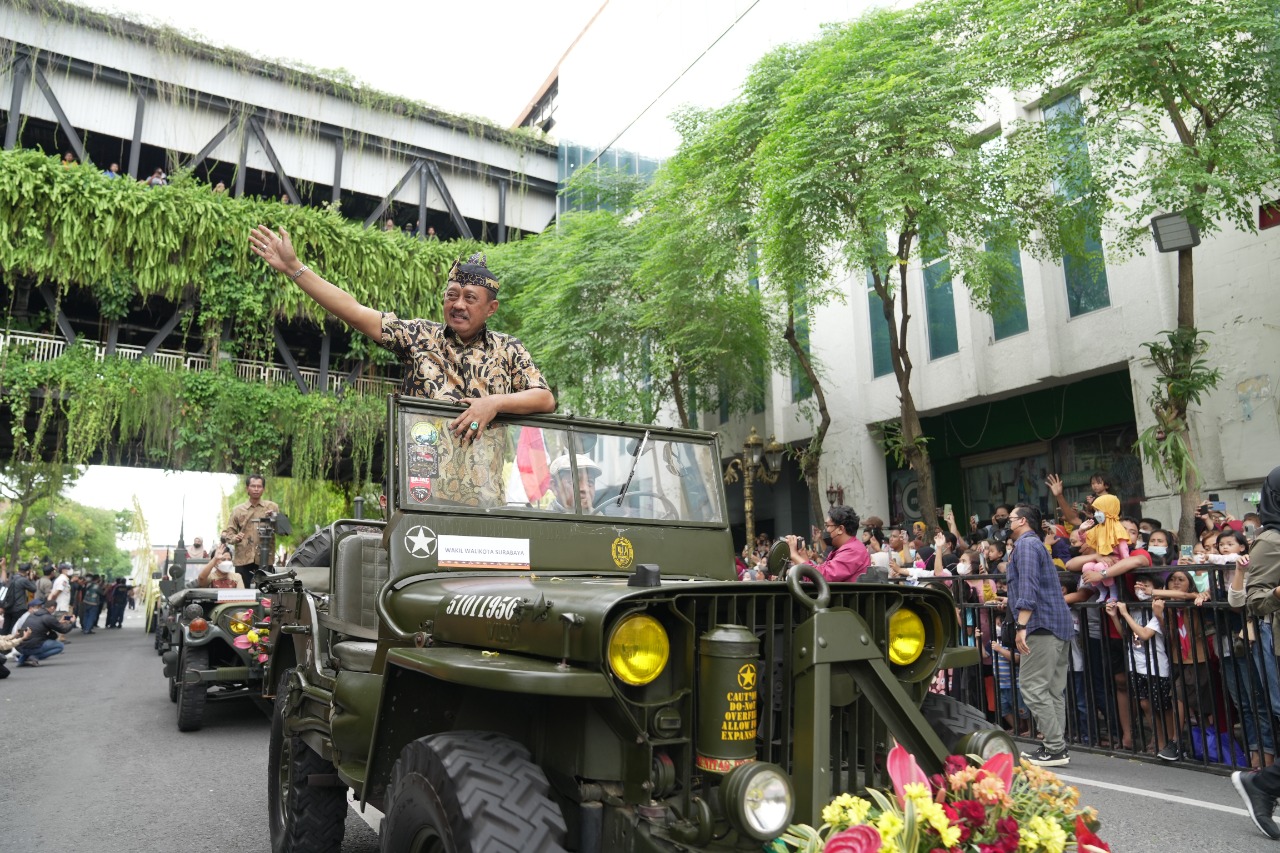 Kemeriahan Parade Bunga memperingati HJKS ke - 729 , Ada Wakil Walikota Armuji Kenakan Udeng Khas Suroboyo