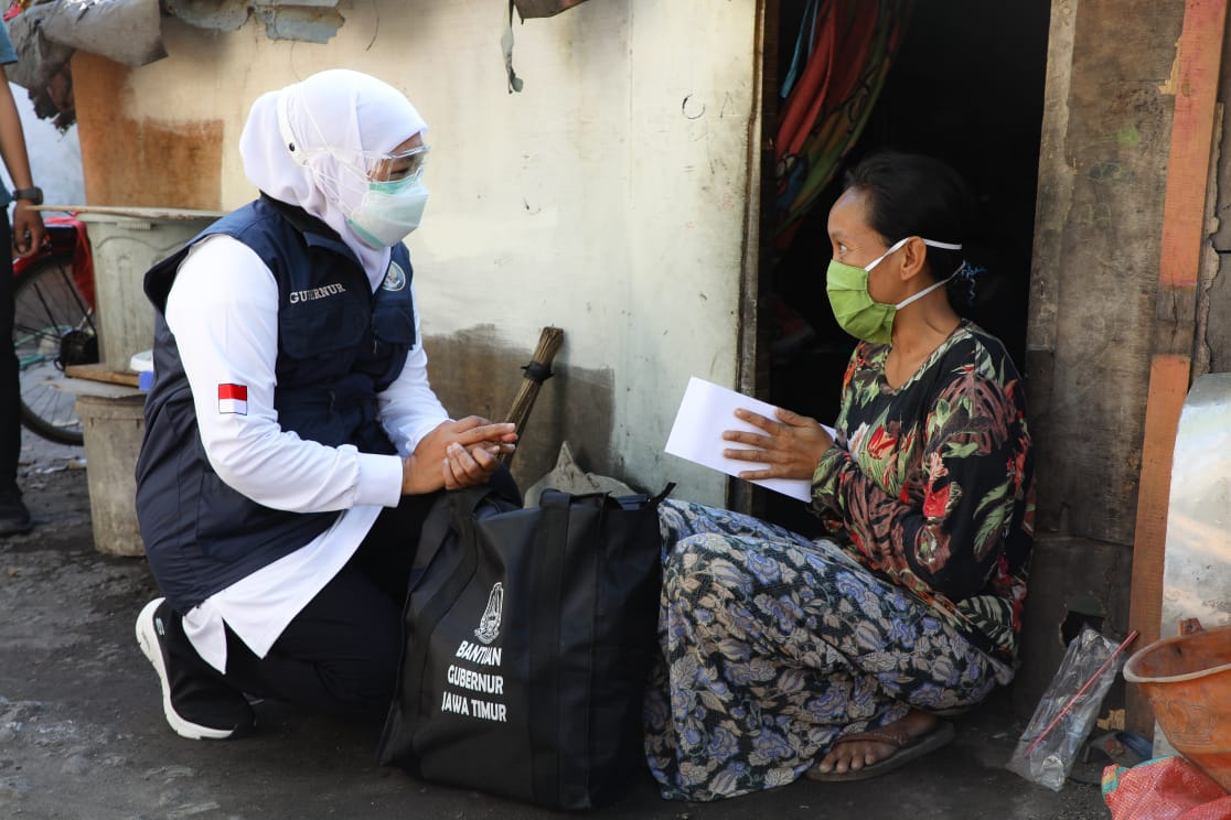 Blusukan di Kampung 1001 Malam Surabaya, Gubernur Jatim Khofifah Indar Parawansa Tebar Paket Sembako