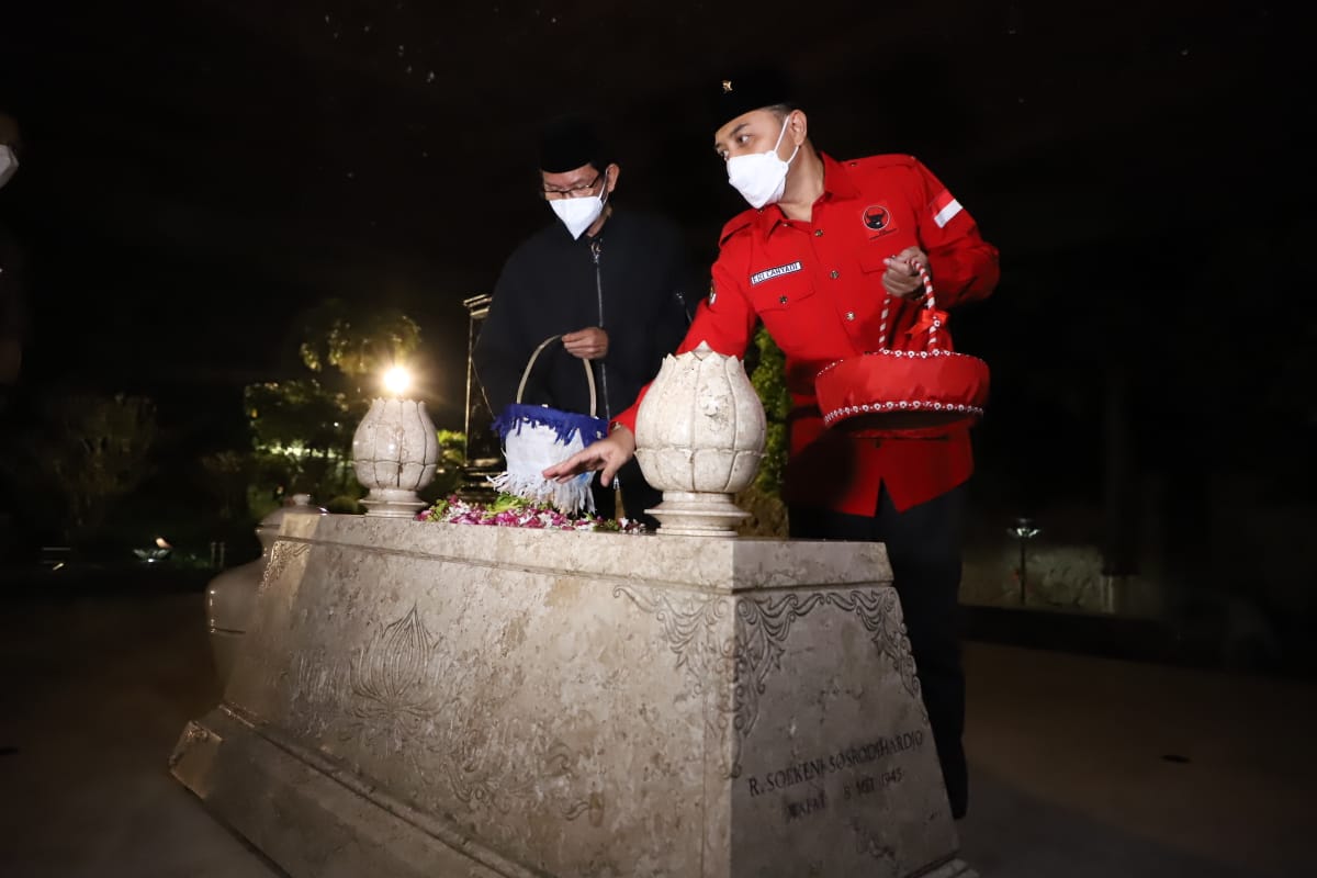 Nyekar ke Makam Bung Karno, Wali Kota Eri Doakan Warga Surabaya
