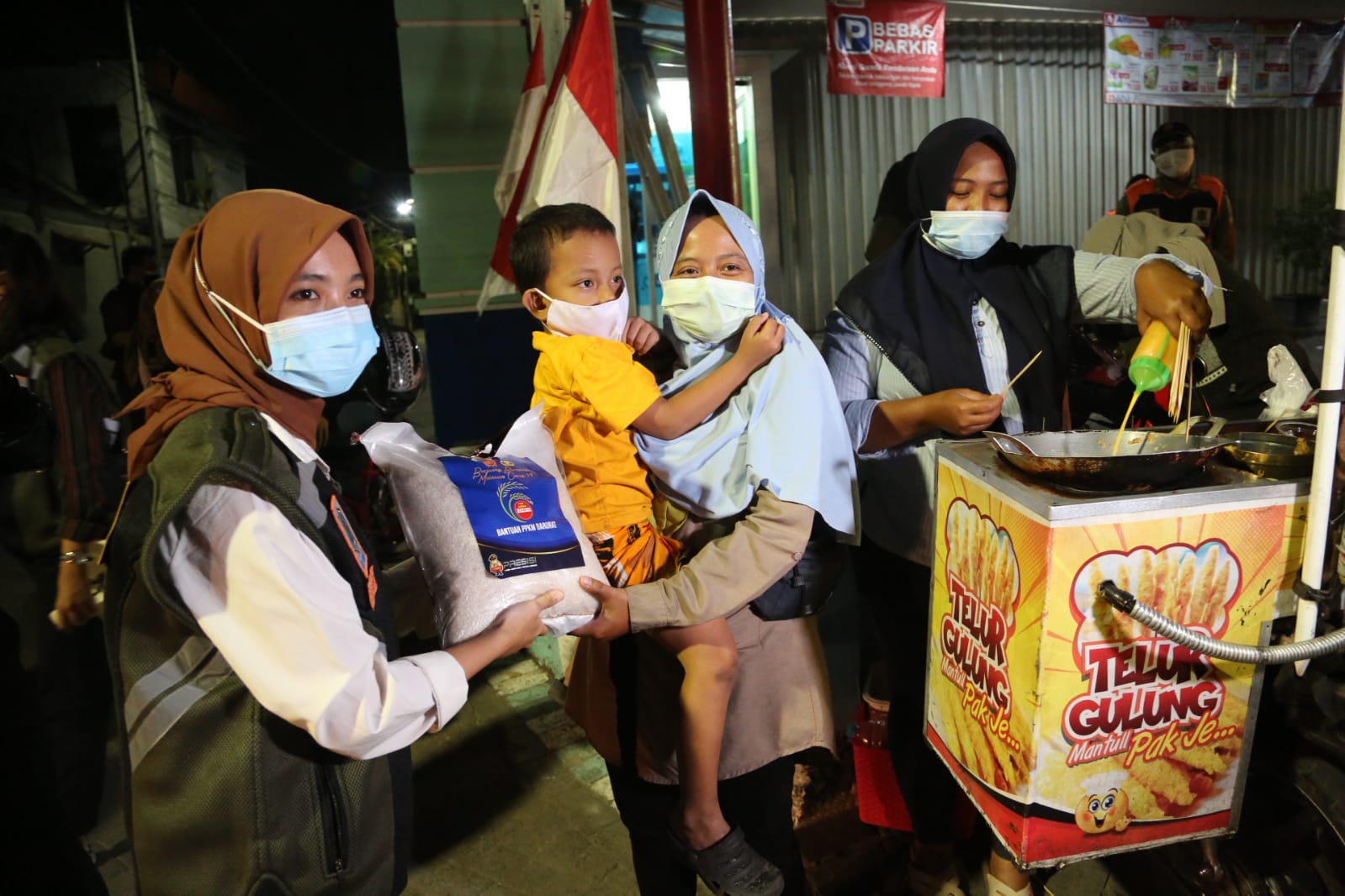 RSM dan Polrestabes Surabaya, Edukasi Warga PPKM Sembari Bagikan Sembako