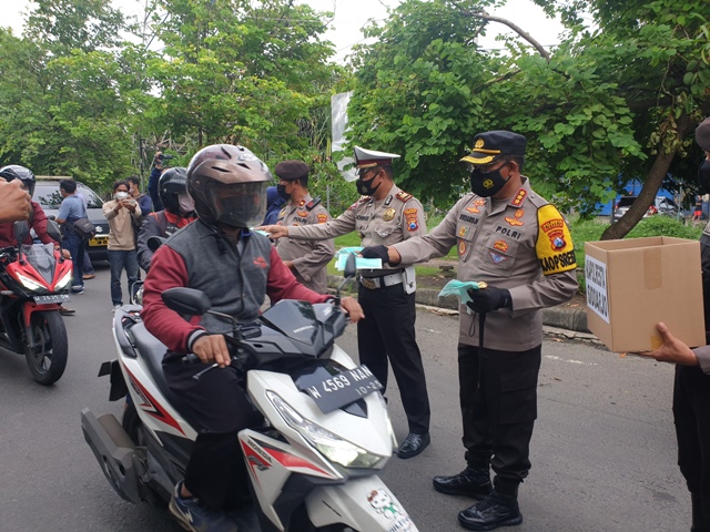 Polisi Bagi-Bagi 100 Ribu Masker selama 10 Hari di Sidoarjo