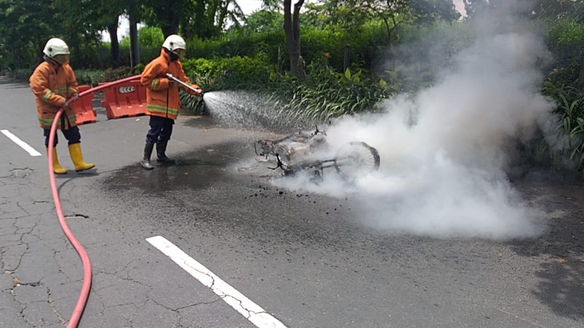 Motor Ridwan Mendadak Terbakar di Panjang Jiwo hingga Tinggal Rangka