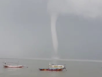 Viral Angin Puting Beliung di Laut Kenjeran, BMKG: Itu Belalai Air