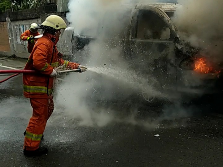 Setahun Terparkir di Pinggir Jalan, saat Distarter Mobil Ini Terbakar