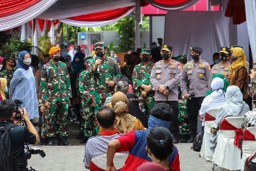 Panglima TNI dan Kapolri Tinjau Vaksinasi Massal di Puskesmas Surabaya