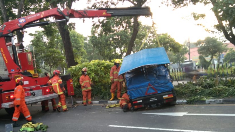 Mengantuk, Mobil Pikap di A Yani Surabaya Terbalik, Penumpang Terjepit